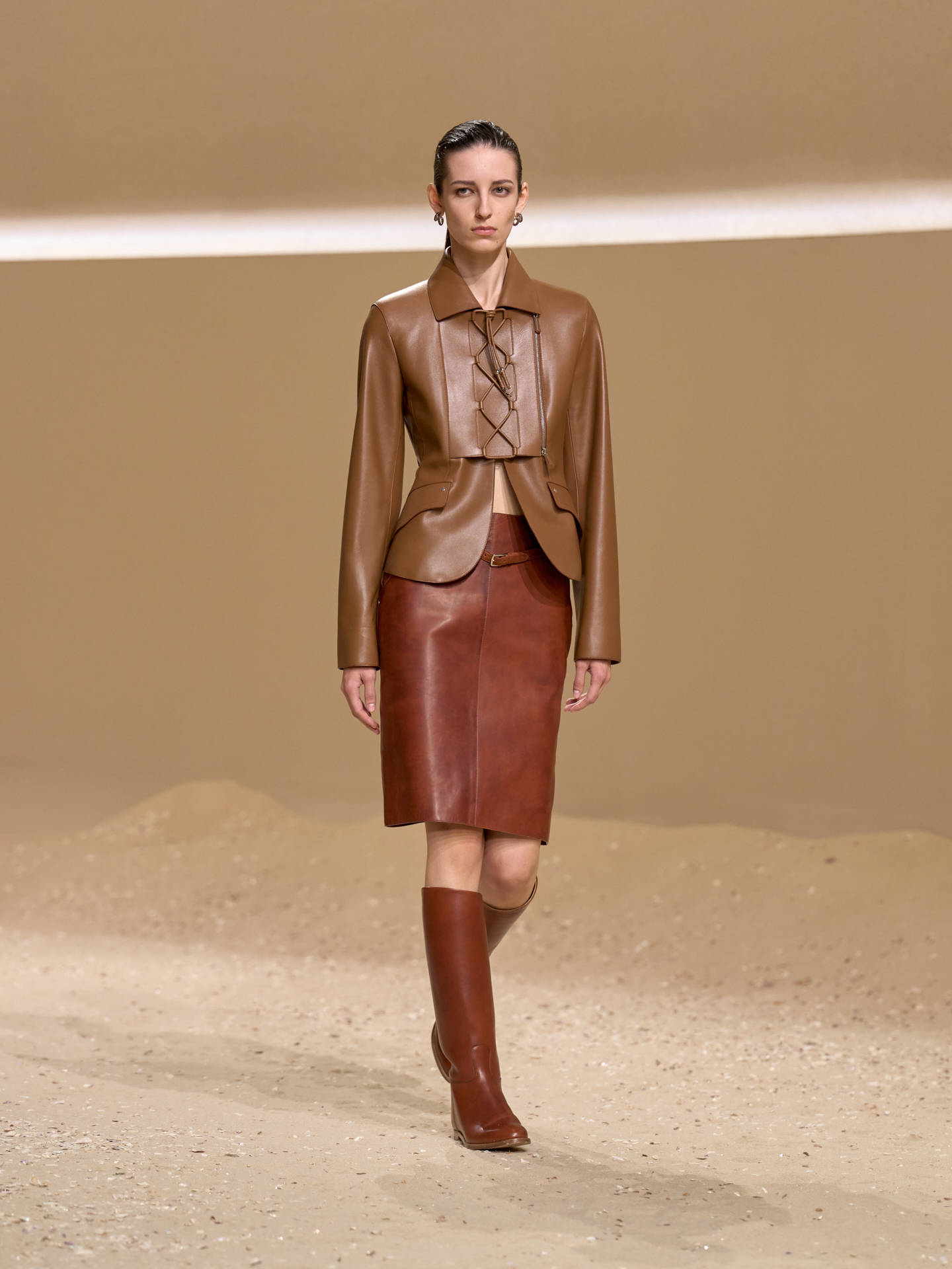 爱马仕秀场变沙滩<strong></p>
<p>加密货币钱包</strong>,丝巾变上衣、亮色包袋注入新活力!