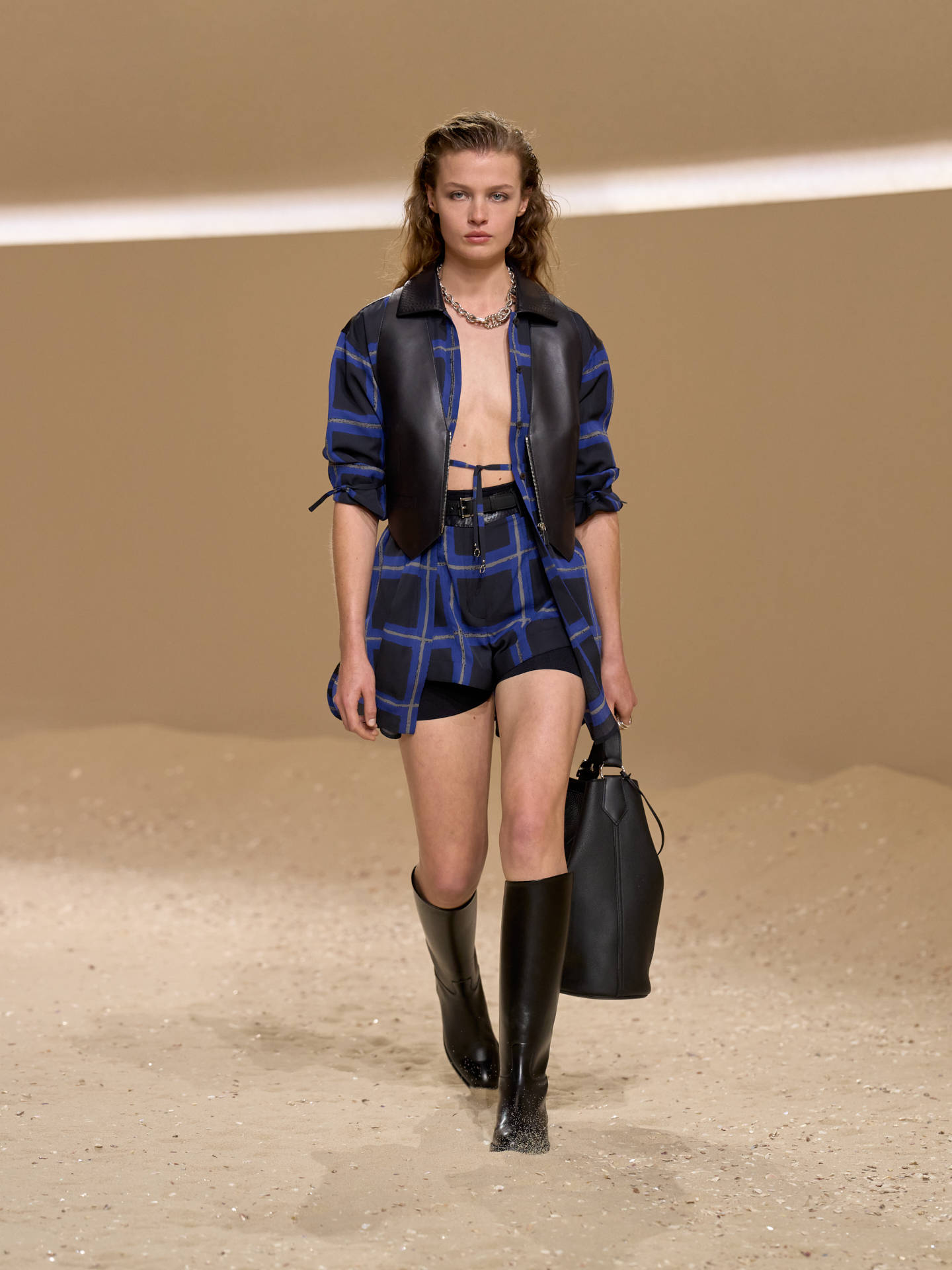 爱马仕秀场变沙滩<strong></p>
<p>加密货币钱包</strong>,丝巾变上衣、亮色包袋注入新活力!