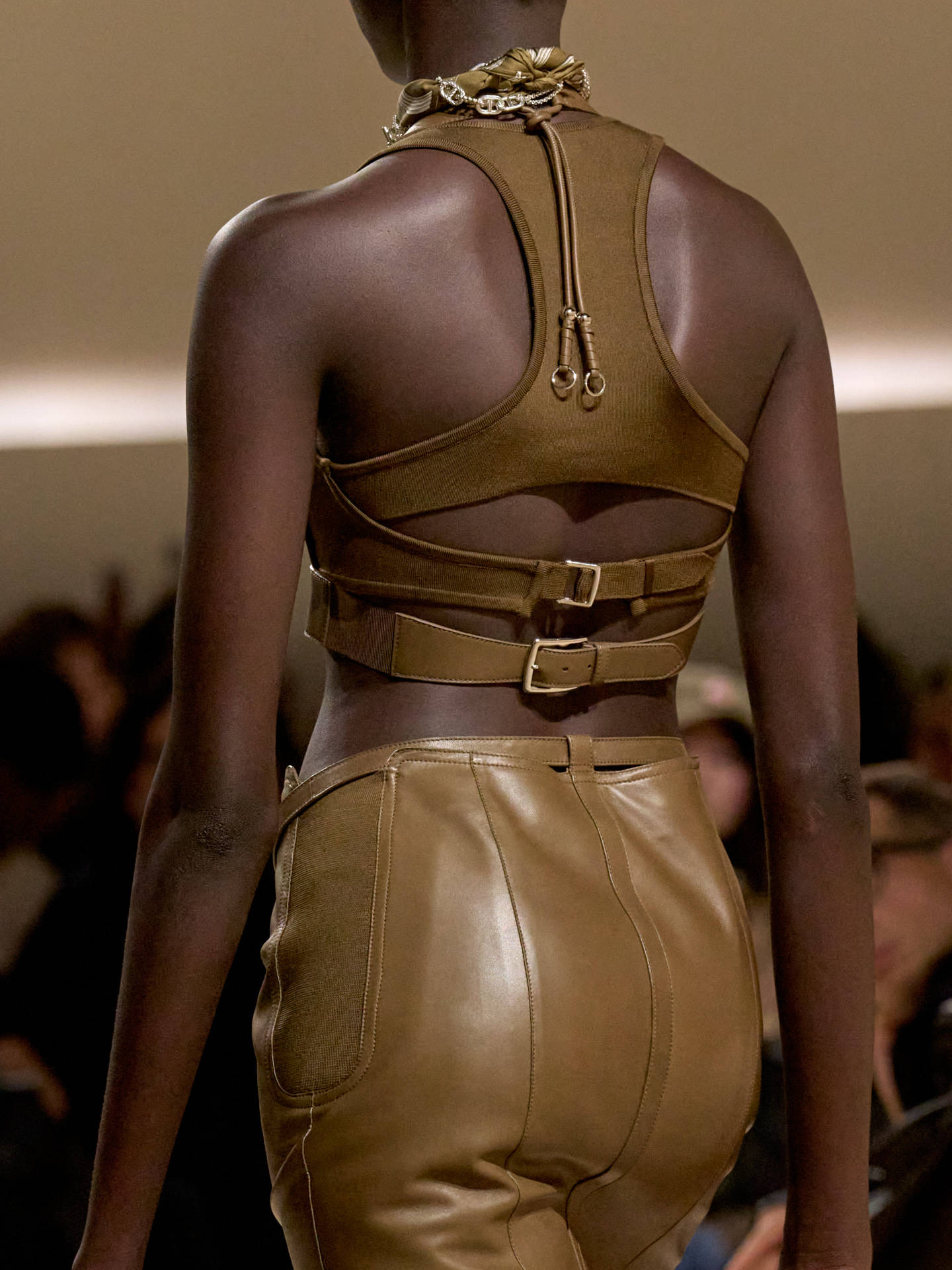 爱马仕秀场变沙滩<strong></p>
<p>加密货币钱包</strong>,丝巾变上衣、亮色包袋注入新活力!