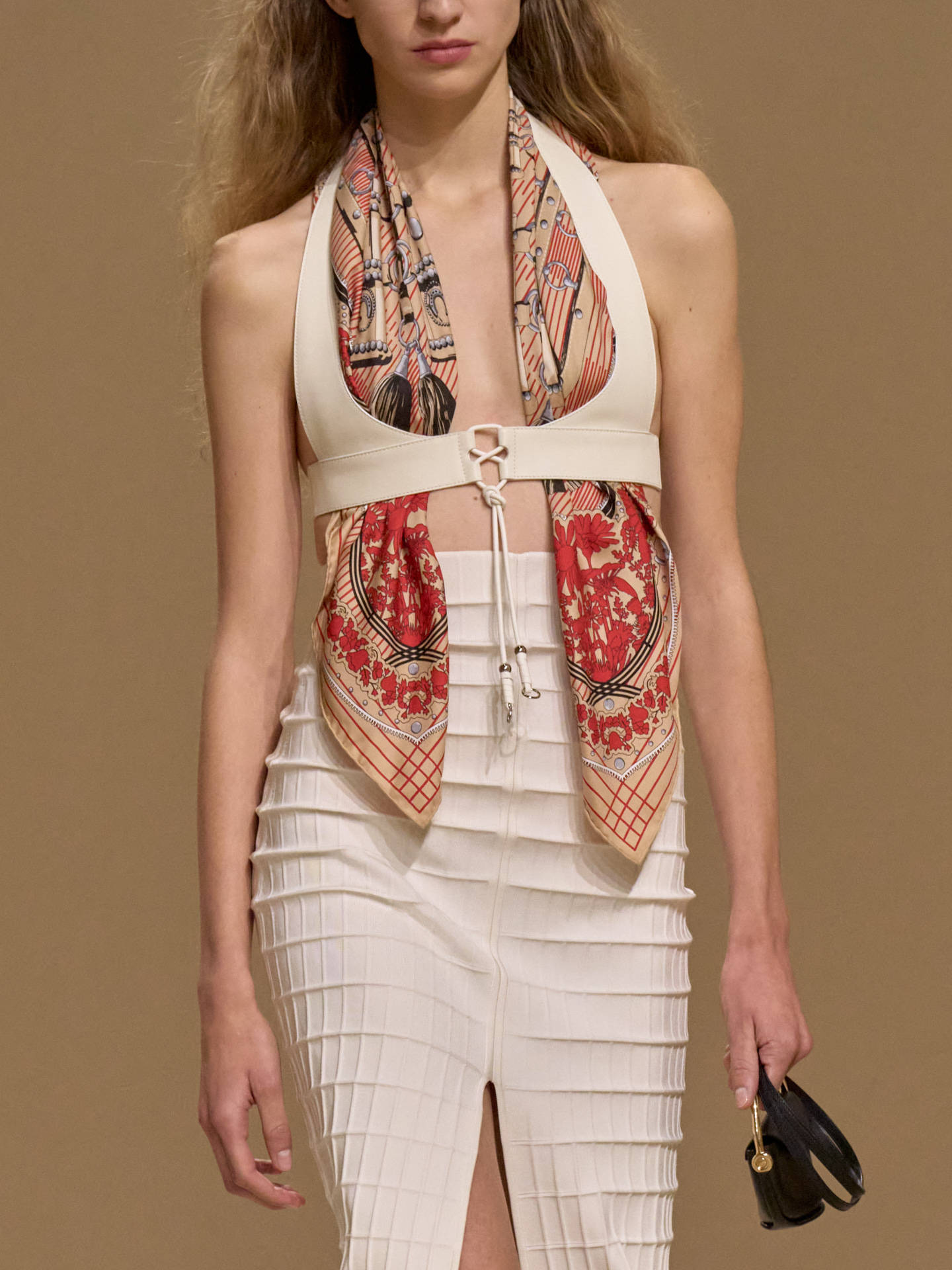 爱马仕秀场变沙滩<strong></p>
<p>加密货币钱包</strong>,丝巾变上衣、亮色包袋注入新活力!