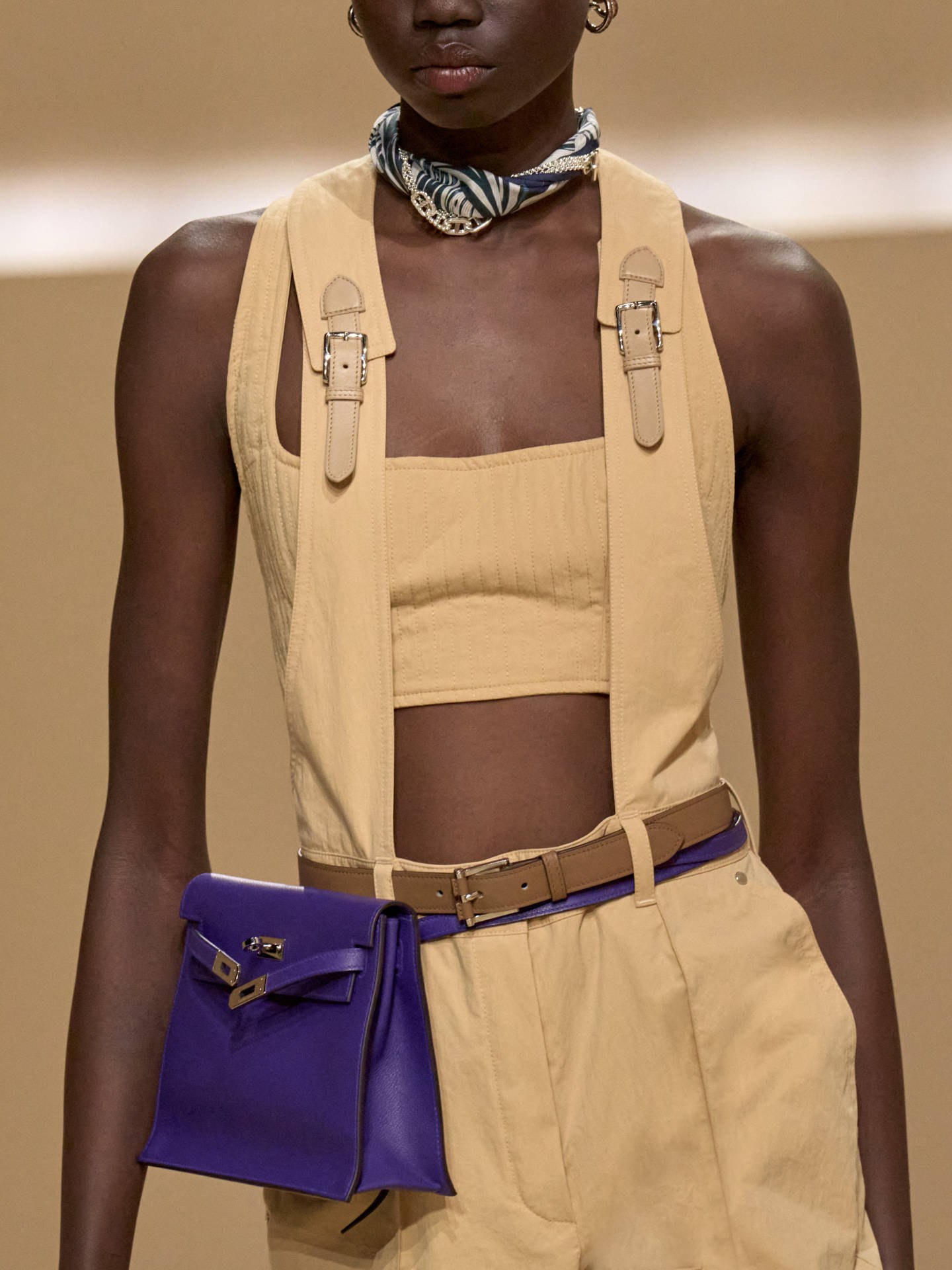 爱马仕秀场变沙滩<strong></p>
<p>加密货币钱包</strong>,丝巾变上衣、亮色包袋注入新活力!