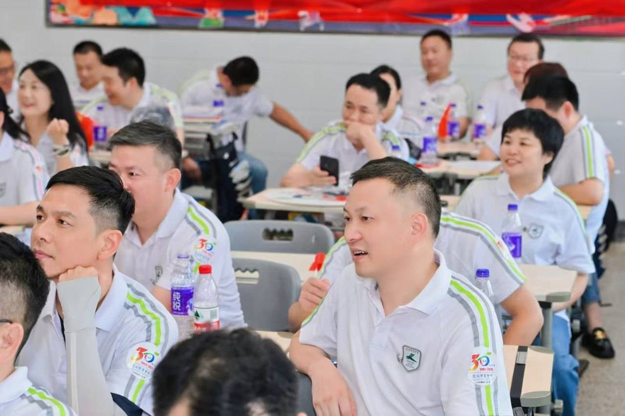 那个让老师骄傲的“调皮”班级!30年同学聚会<strong></p>
<p>加密货币价格</strong>,还伴有一封来自贵州的感谢信