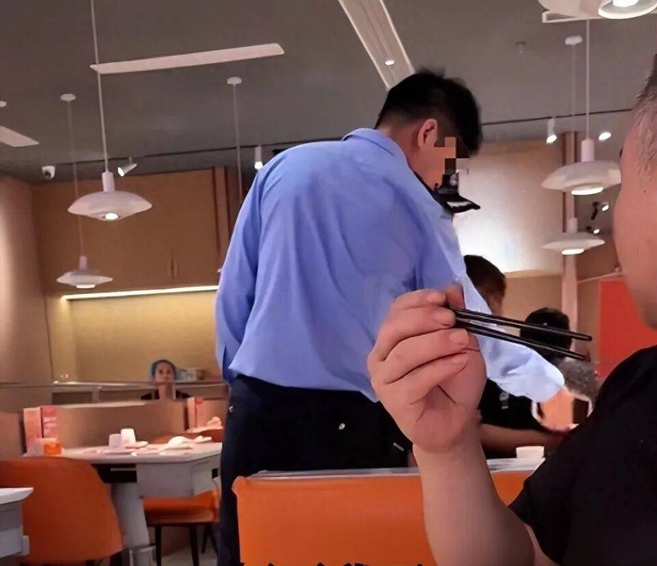 小伙和女友餐厅吃饭<strong></p>
<p>加密货币价格</strong>,被民警赶来戴铐带走;警方回应:其女友与一离家女孩“撞脸”,错抓已道歉