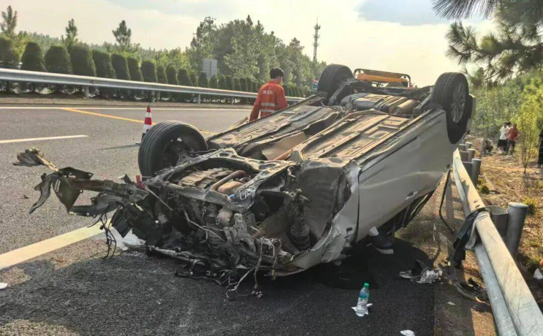 司机强行变道酿大祸<strong></p>
<p>加密货币价格</strong>,反诬赖对方:“我要是撒谎就天打雷劈!”