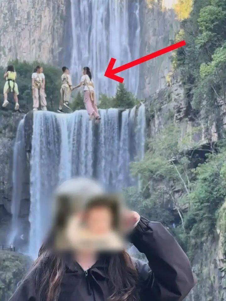 女生瀑布前拍视频<strong></p>
<p>加密货币价格</strong>,空中突然飘来一排人