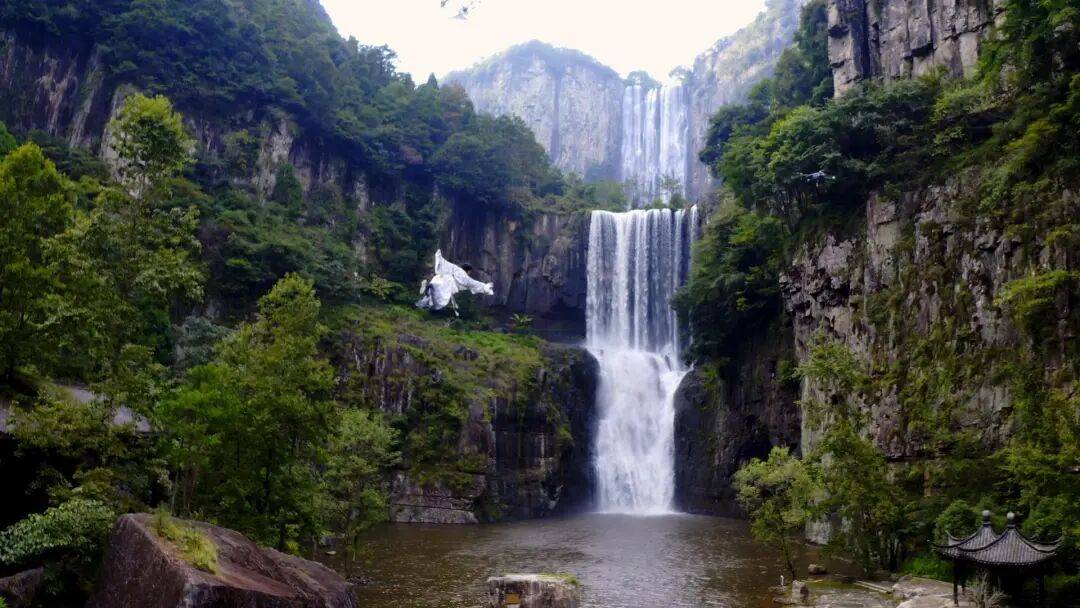 女生瀑布前拍视频<strong></p>
<p>加密货币价格</strong>,空中突然飘来一排人