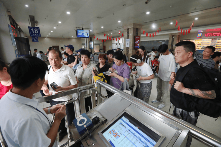 国庆返程高峰特写:全国最大收费站亮起“星河”<strong></p>
<p>加密货币价格</strong>,“后备箱母爱大赛”又来了