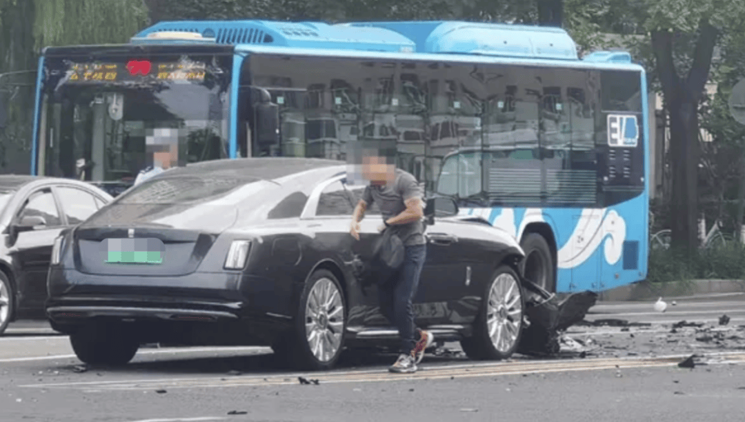 “劳斯莱斯逆行车祸”事件白车家属发声:“丈夫多处骨折!往后日子不知道怎么过”<strong></p>
<p>加密货币价格</strong>,陈震深夜再道歉,并回应“我方律师会全力配合”