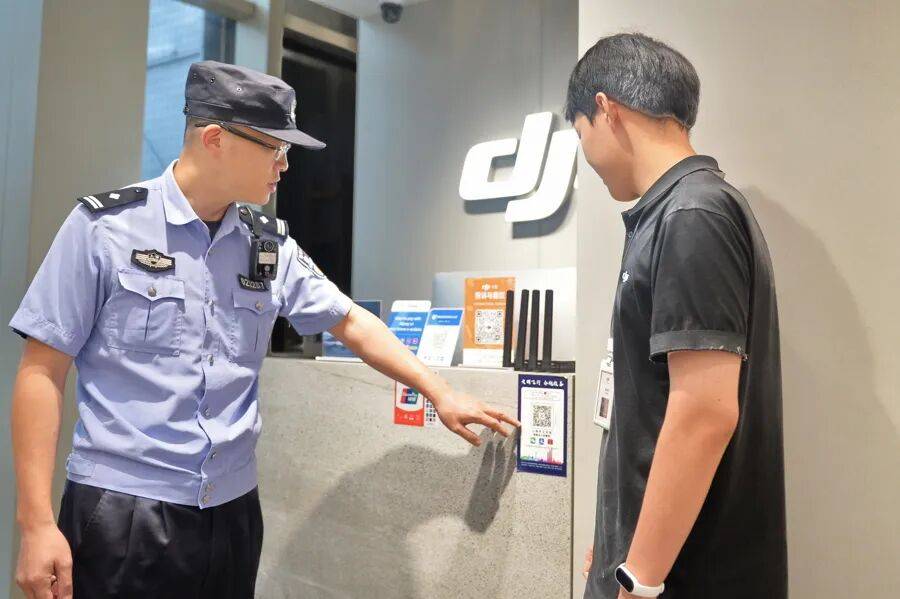 突然群发<strong></p>
<p>加密货币概念股</strong>!大批上海市民收到警方短信!全市爆火网红已被锁定...有爸爸因孩子违规被罚款