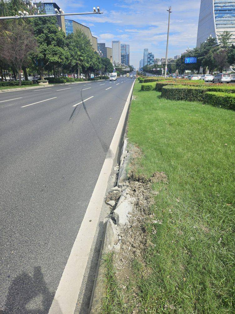 成都发生一起严重交通事故<strong></p>
<p>抹茶交易所</strong>,上游新闻实地探访:燃烧留下的印记仍在