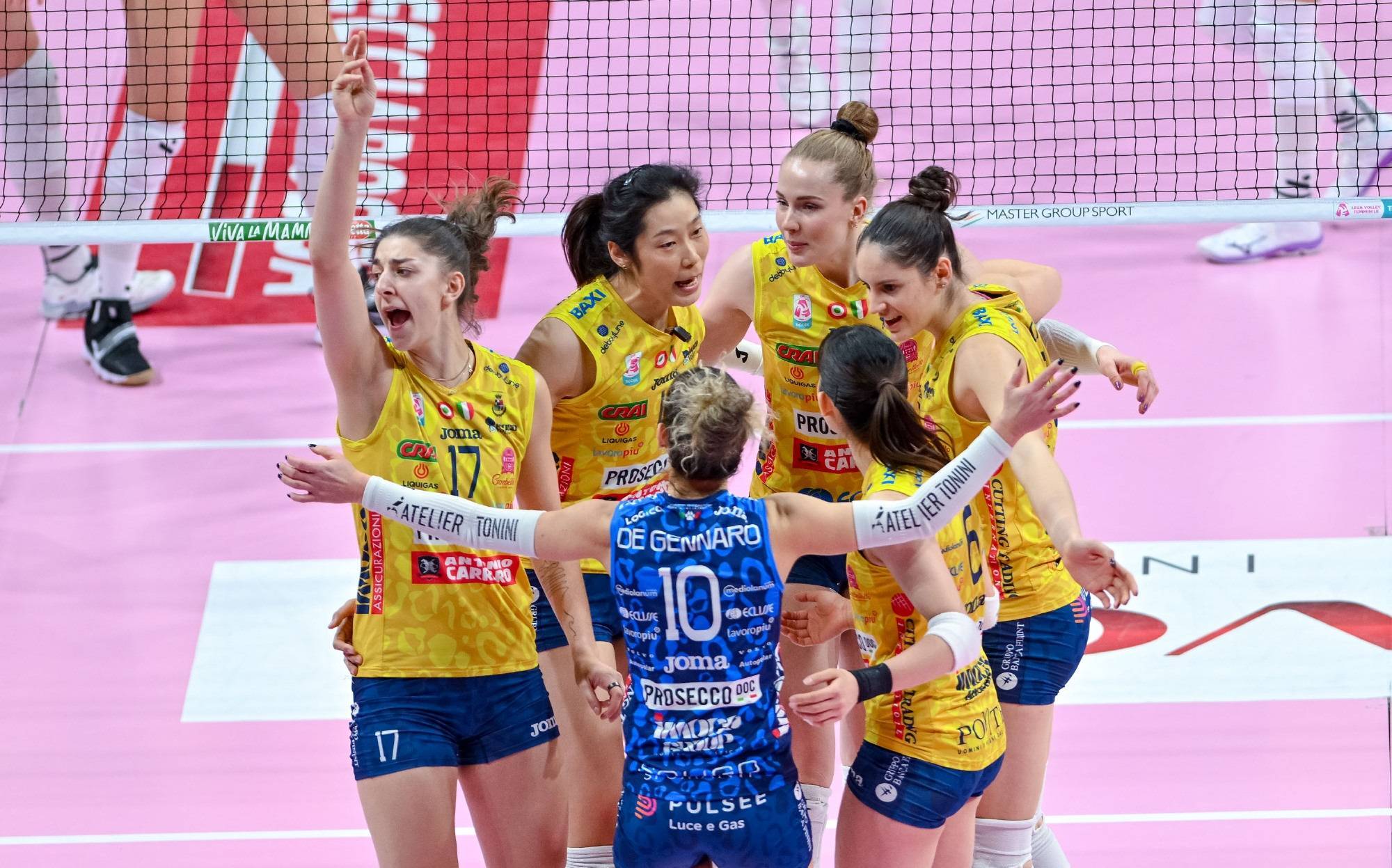 女排意超-朱婷3-2逆转拒绝爆冷 重炮连夺得分王+2连胜