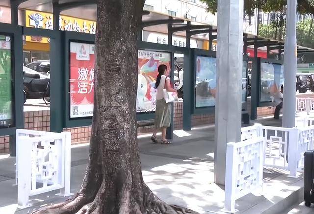 广州多个公交站惊现S型护栏 最新进展：已被拆除