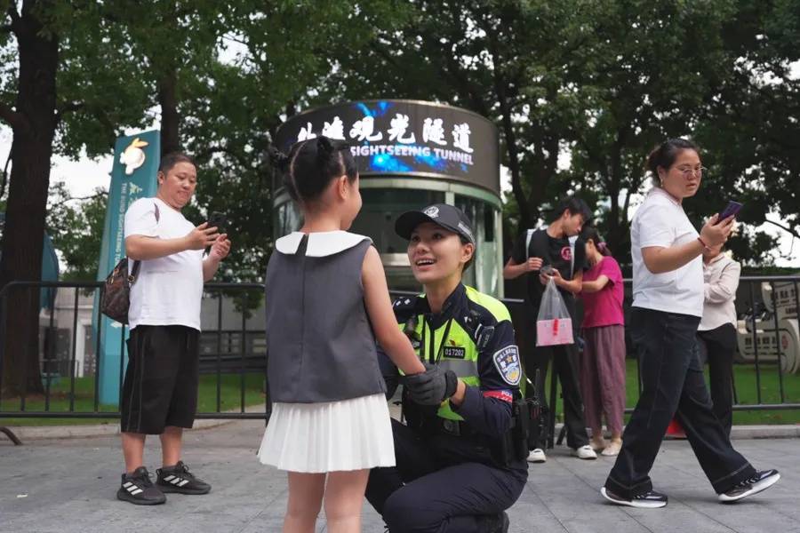 上海外滩“最美女警”被盯上!为了拍她<strong></p>
<p>区块链</strong>,有人连续蹲守几天