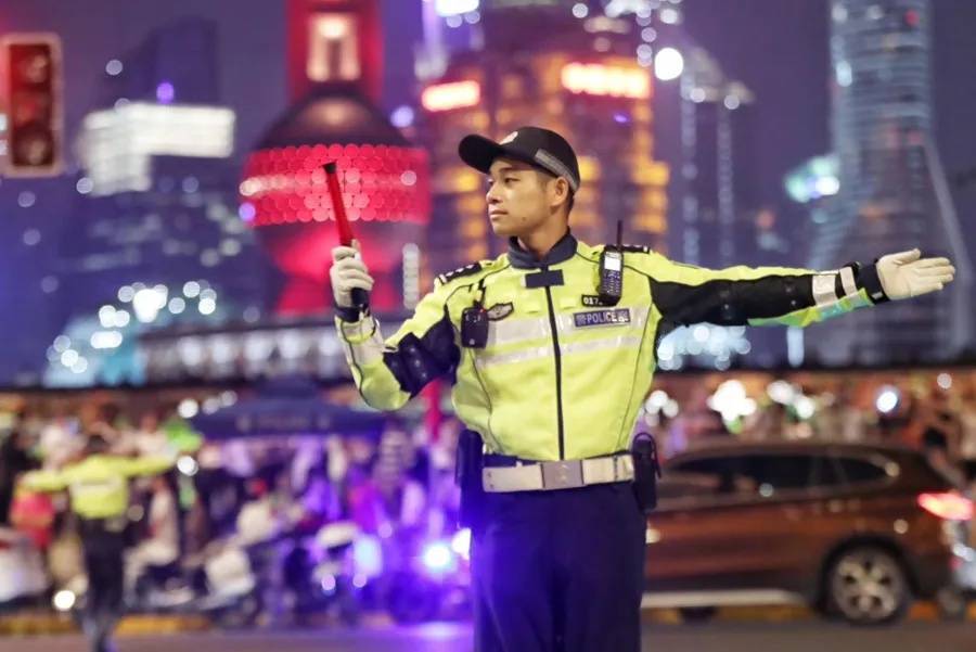 上海外滩“最美女警”被盯上!为了拍她<strong></p>
<p>区块链</strong>,有人连续蹲守几天