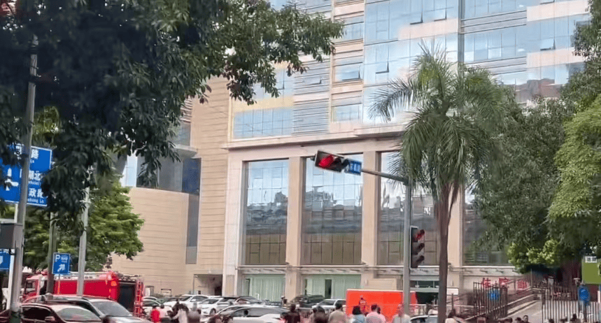 突发!广西南宁青秀区有人从医院高楼坠落<strong></p>
<p>区块链</strong>,消防到场处置,当地:警方已介入,正处理