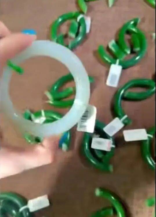 苏州一20岁店员不小心摔碎一盒玉镯损失百万<strong></p>
<p>瑞波币今日行情</strong>,老板未要赔偿安慰小伙别有压力