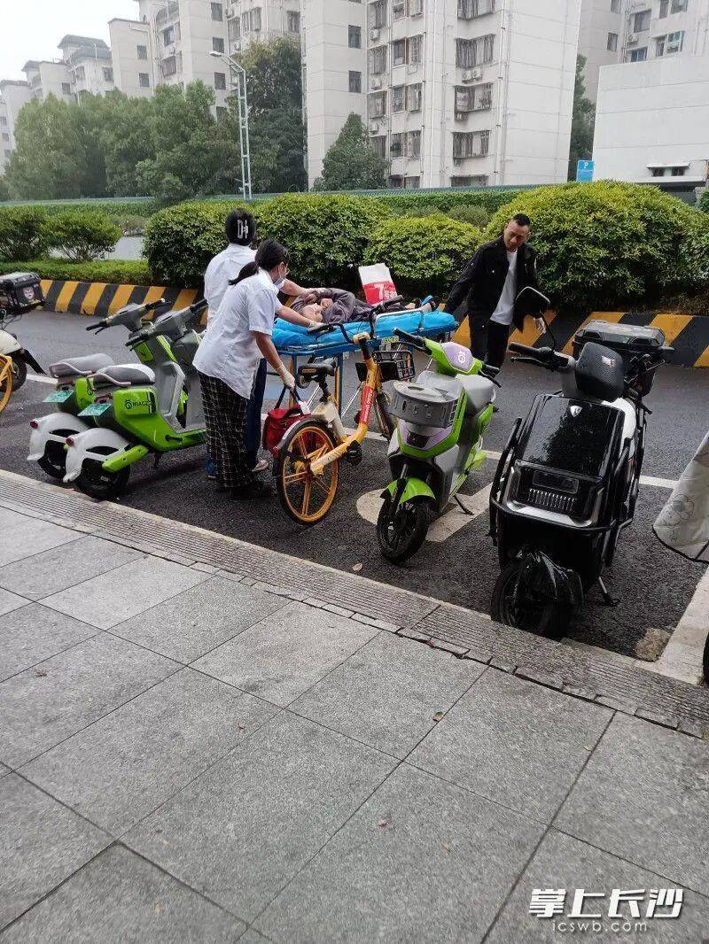 事发湖南烈士公园!80多岁老人不慎落湖<strong></p>
<p>瑞波币今日行情</strong>,众多市民合力救助