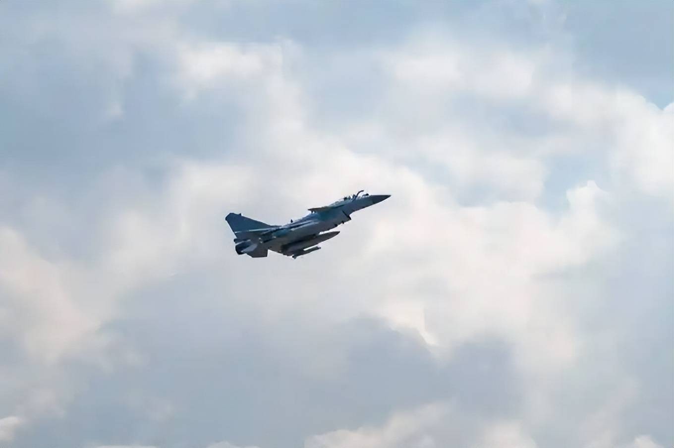 中国歼-10C机群飞越红海<strong></p>
<p>瑞波币</strong>,西方雷达竟毫无反应!印尼马上宣布采购42架