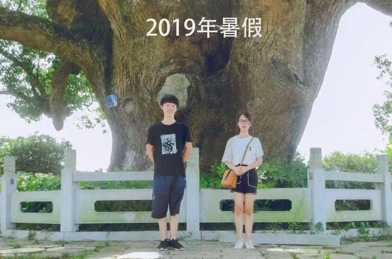 岳阳情侣连续9年在家乡千年古樟树下合影<strong></p>
<p>瑞波币</strong>,今年国庆终修正果:希望爱情像古树一样长久