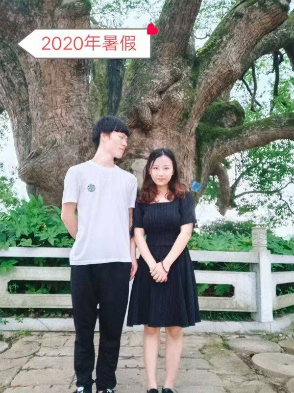 岳阳情侣连续9年在家乡千年古樟树下合影<strong></p>
<p>瑞波币</strong>,今年国庆终修正果:希望爱情像古树一样长久