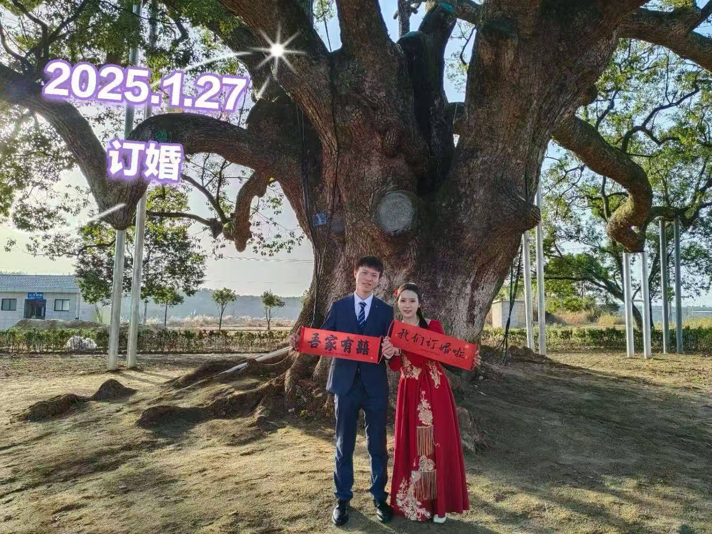 岳阳情侣连续9年在家乡千年古樟树下合影<strong></p>
<p>瑞波币</strong>,今年国庆终修正果:希望爱情像古树一样长久