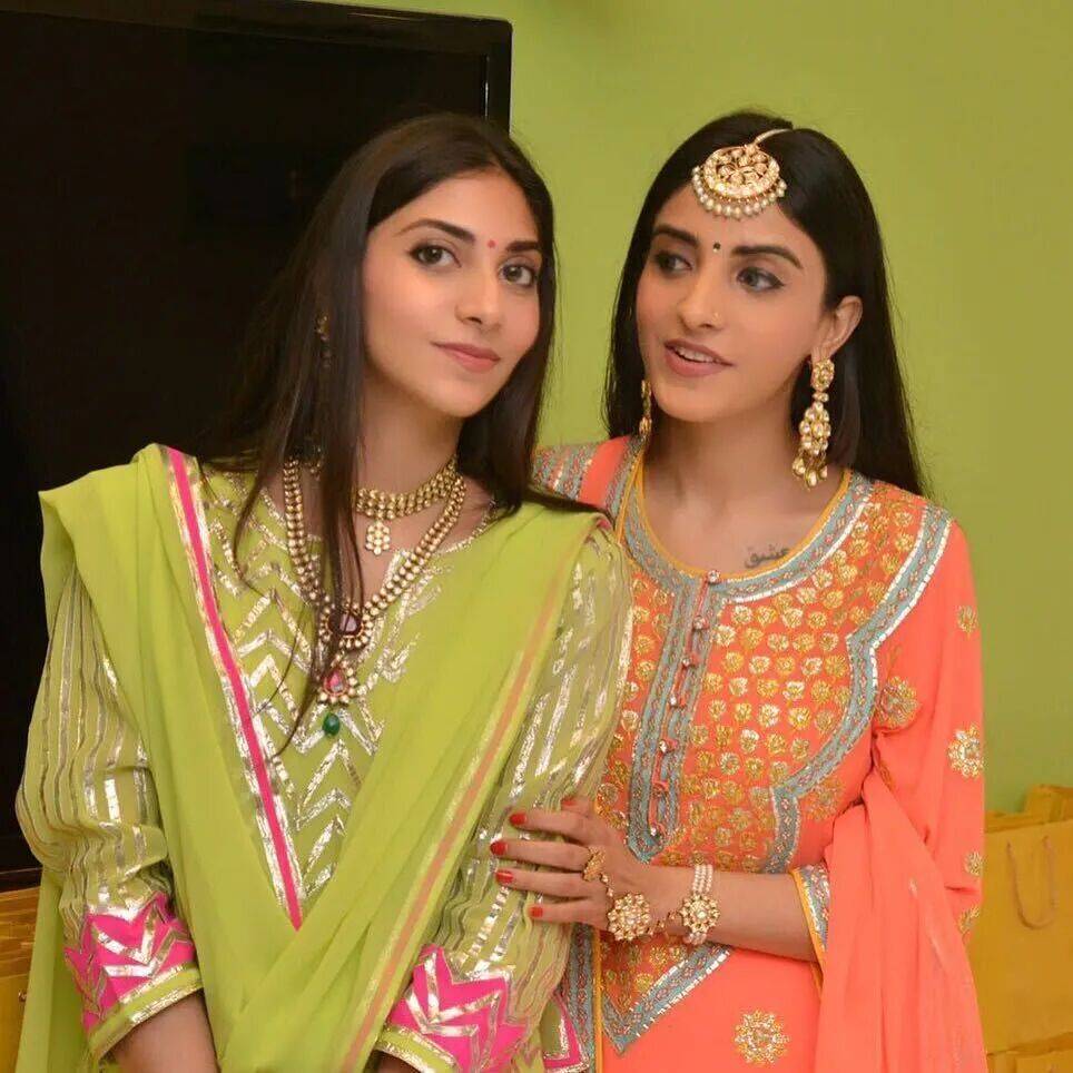 爱马仕当“头饰”<strong></p>
<p>瑞波币</strong>,香奈儿挂满身,这对“神秘姐妹”是谁?