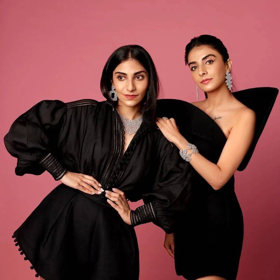 爱马仕当“头饰”<strong></p>
<p>瑞波币</strong>,香奈儿挂满身,这对“神秘姐妹”是谁?