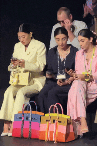 爱马仕当“头饰”<strong></p>
<p>瑞波币</strong>,香奈儿挂满身,这对“神秘姐妹”是谁?