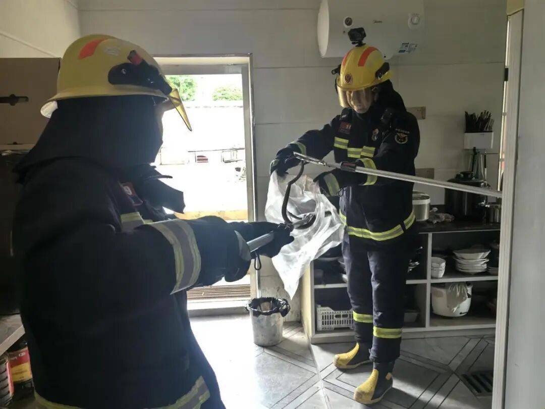 女子半夜上厕所<strong></p>
<p>瑞波币今日行情价格</strong>,马桶里突然窜出一条蛇!