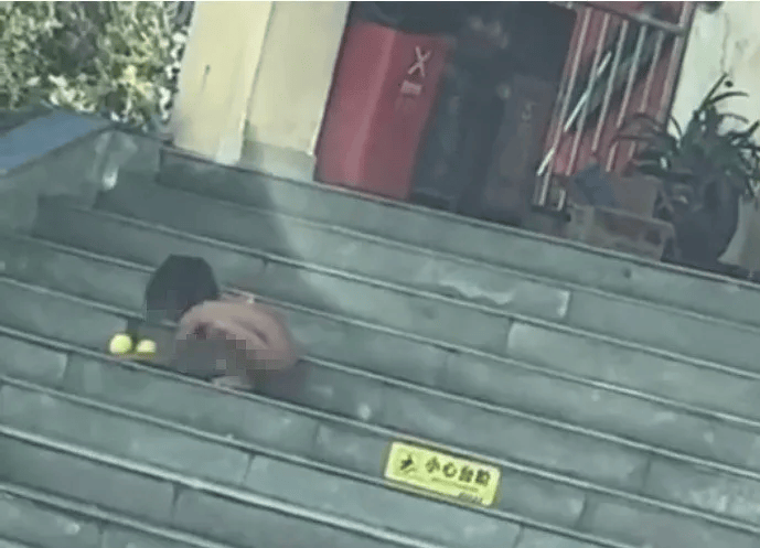 “野人小孩”最新进展:小孩已被养成不穿衣服习惯<strong></p>
<p>瑞波币今日行情价格</strong>,父母都没工作,孩子没上户口,公安民政妇联已介入