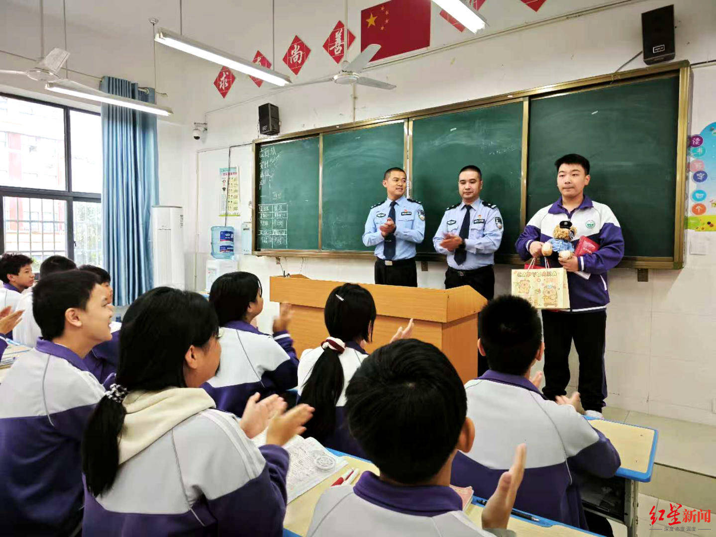 初二男生捡到1.4万余元现金<strong></p>
<p>瑞波币今日行情价格</strong>,淡定拍视频后报警物归失主,民警送“奖”到校园