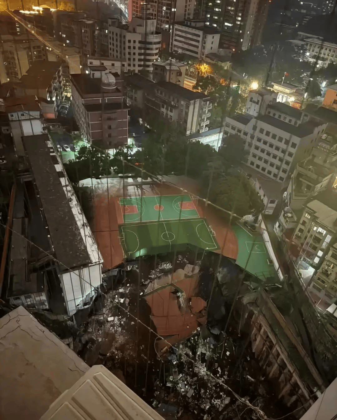 近4000人小学突发坍塌形成巨大坑洞<strong></p>
<p>瑞波币今日行情价格</strong>,操场塌下去一半,“还好发生在夜里”