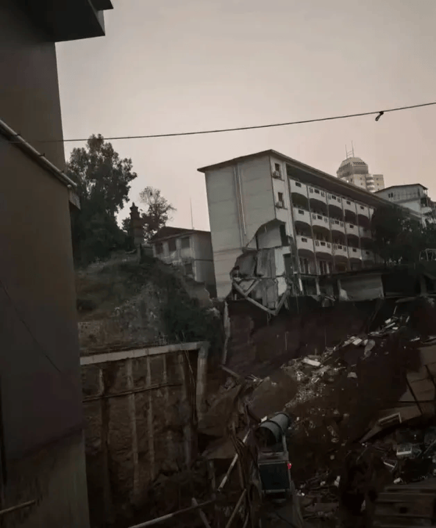 近4000人小学突发坍塌形成巨大坑洞<strong></p>
<p>瑞波币今日行情价格</strong>,操场塌下去一半,“还好发生在夜里”