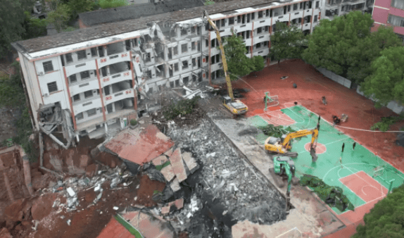 近4000人小学突发坍塌形成巨大坑洞<strong></p>
<p>瑞波币今日行情价格</strong>,操场塌下去一半,“还好发生在夜里”