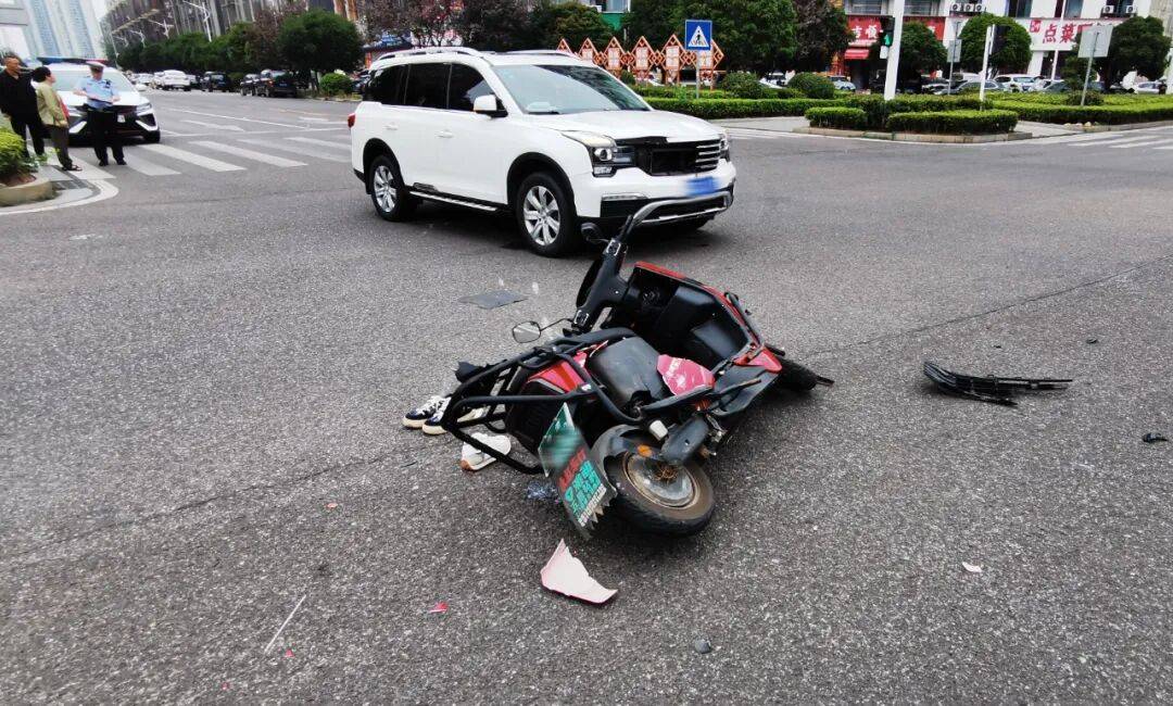 湖南湘潭一女生骑车闯红灯<strong></p>
<p>瑞波币行情</strong>,骨折、肝破裂…