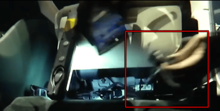 小米新车主驾下方掏出“神秘”多余零件!工作人员一片沉默<strong></p>
<p>瑞波币今日价格</strong>,细思极恐