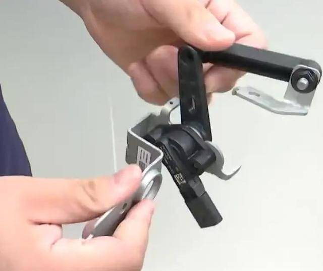 男子花30多万买了辆小米YU7 Pro<strong></p>
<p>瑞波币今日价格</strong>,主驾下方出现不知名零件!