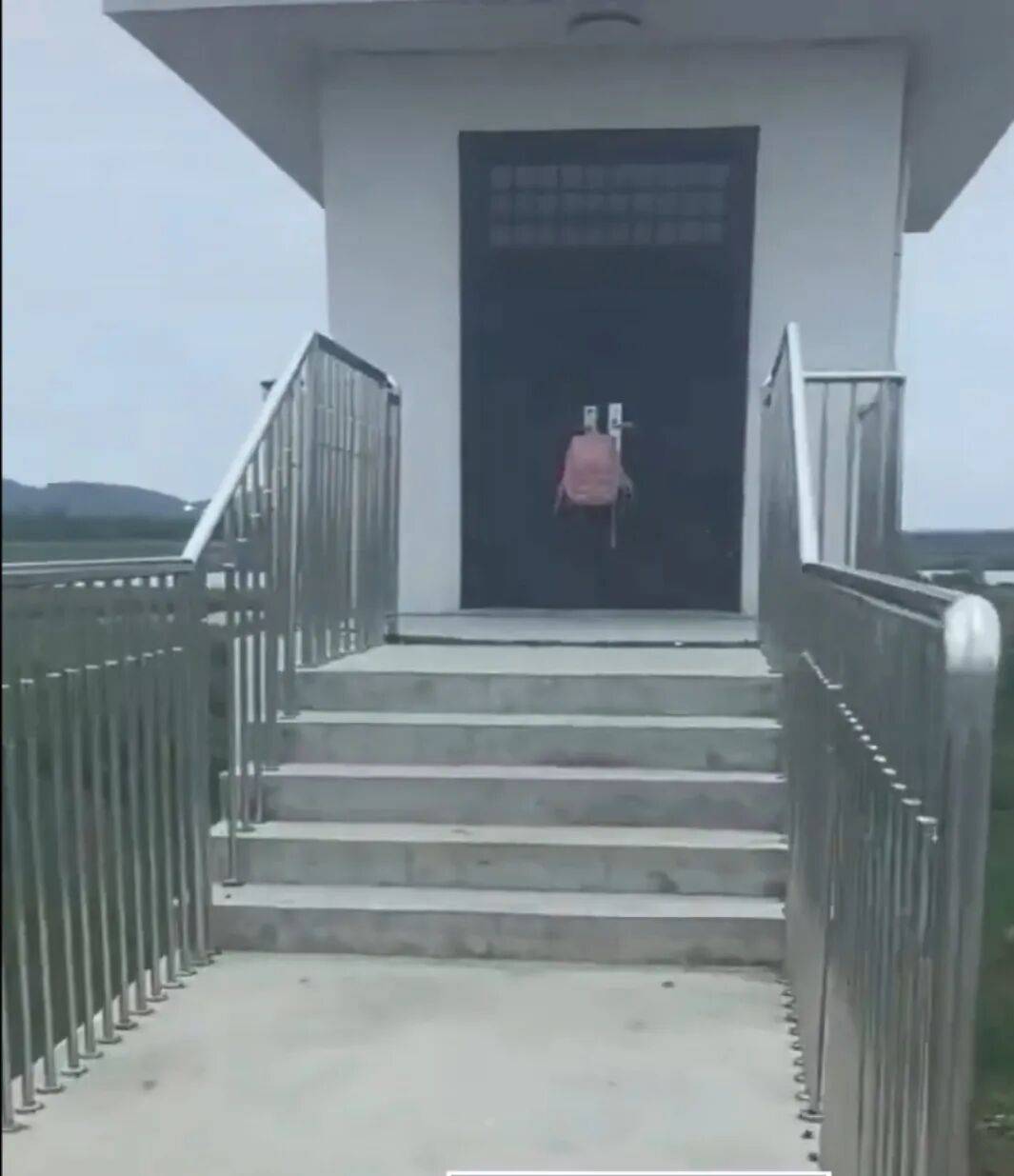 郑州14岁女孩上学途中失联半月<strong></p>
<p>瑞波币今日价格行情</strong>,在河边发现书包,家属:河中搜寻未果,警方已介入