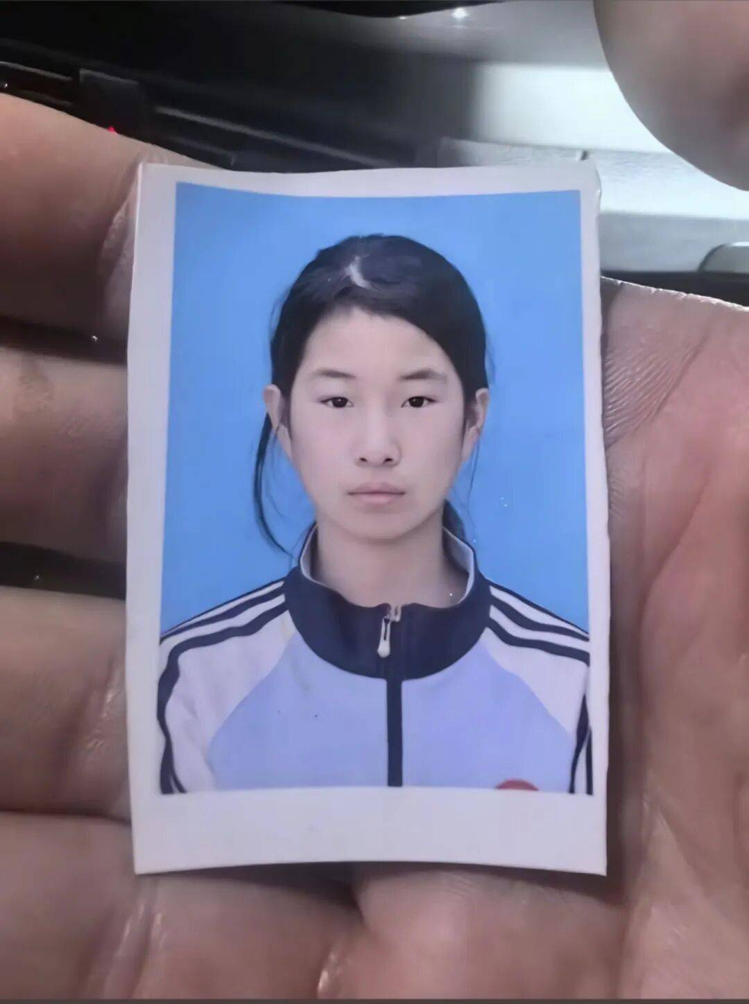 郑州14岁女孩上学途中失联半月<strong></p>
<p>瑞波币今日价格行情</strong>,在河边发现书包,家属:河中搜寻未果,警方已介入