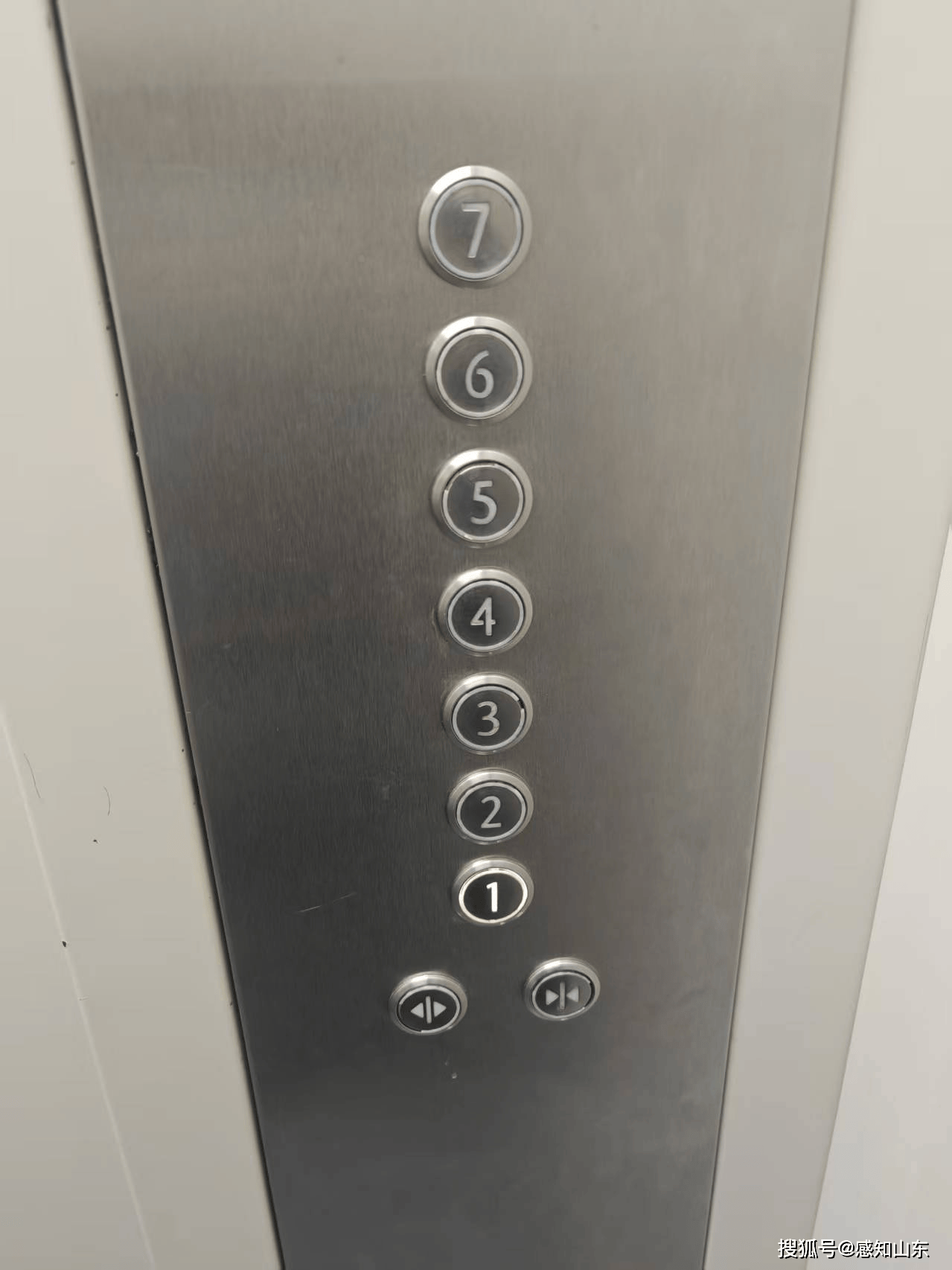 山东东营市一镇政府大楼过于“气派”被质疑超标准<strong></p>
<p>瑞波币今日价格行情</strong>,镇政府回应:非自建,只租7层