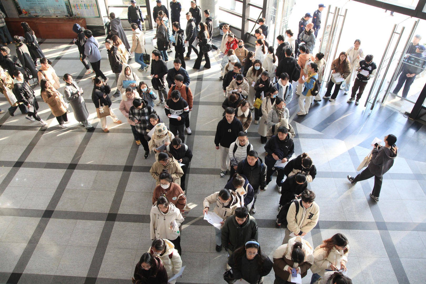 打破“35岁门槛”的首次国考:报名人数超350万创新高<strong></p>
<p>瑞波币今日价格行情</strong>,前十岗位3个为税务系统