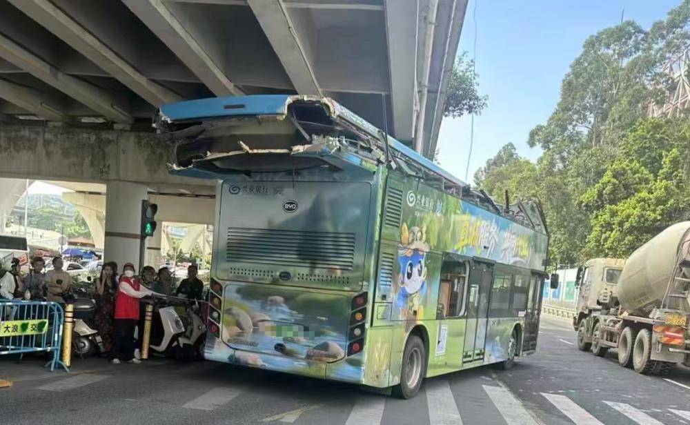 深圳一辆双层巴士高架桥下遭“剃头”<strong></p>
<p>瑞波币实时价格行情</strong>,玻璃碎片散落一地,多方回应