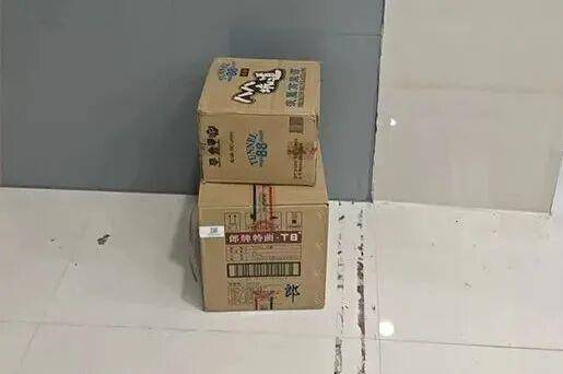 临沂俩小伙偷摸去派出所门口放下<strong></p>
<p>瑞波币今日行情价</strong>了…