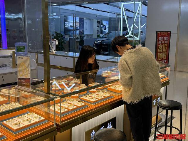大盘金价跌破900元/克<strong></p>
<p>瑞波币价格</strong>，长沙市场“销售热”与“回收潮”并行