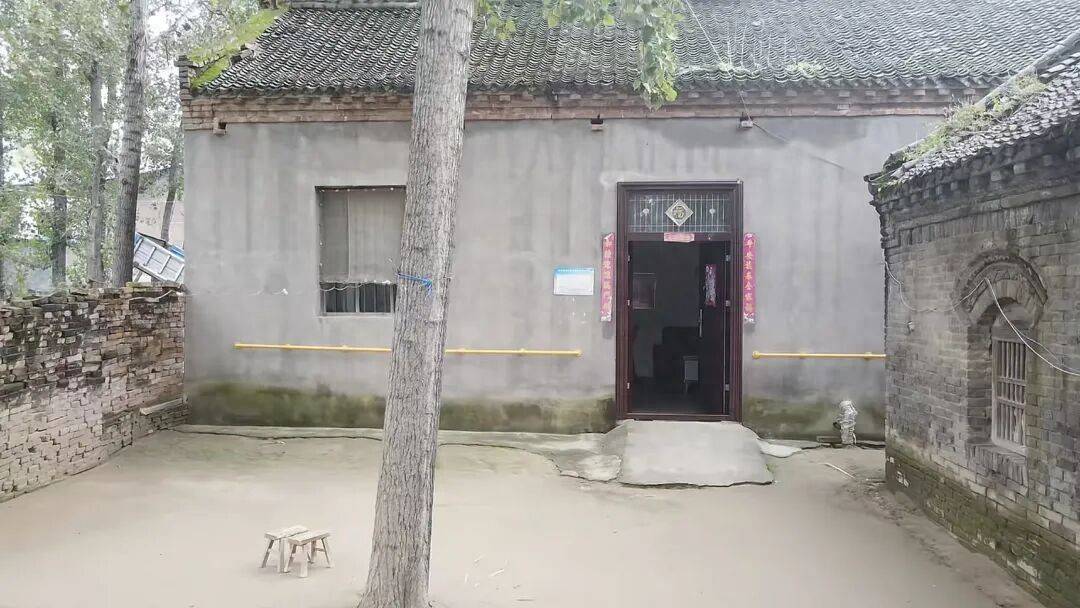 河南66岁大爷500平院子凭 “极致干净” 成网红打卡点，网友来时他满脸笑容带进参观