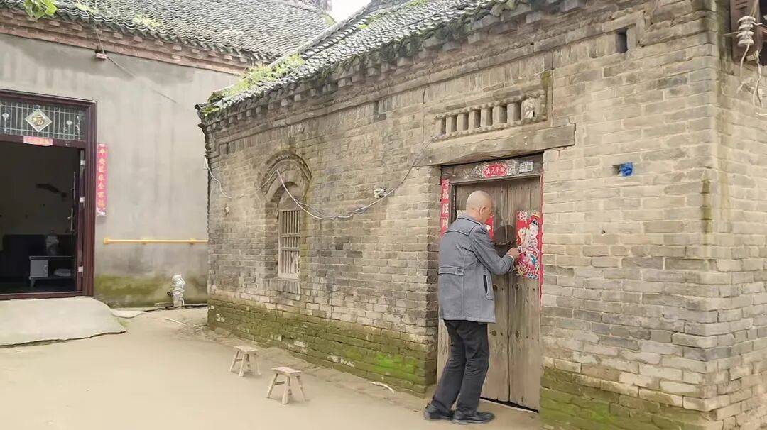 河南66岁大爷500平院子凭 “极致干净” 成网红打卡点<strong></p>
<p>瑞波币价格</strong>,网友来时他满脸笑容带进参观