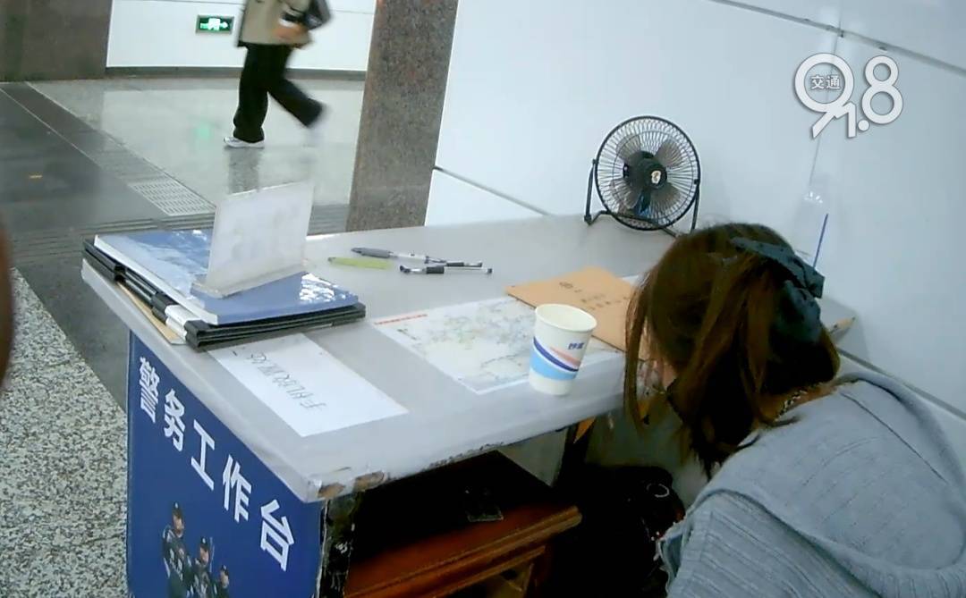 杭州地铁内<strong></p>
<p>瑞波币价格今日行情</strong>,女乘客突然崩溃大哭!紧接着……这一幕被拍下