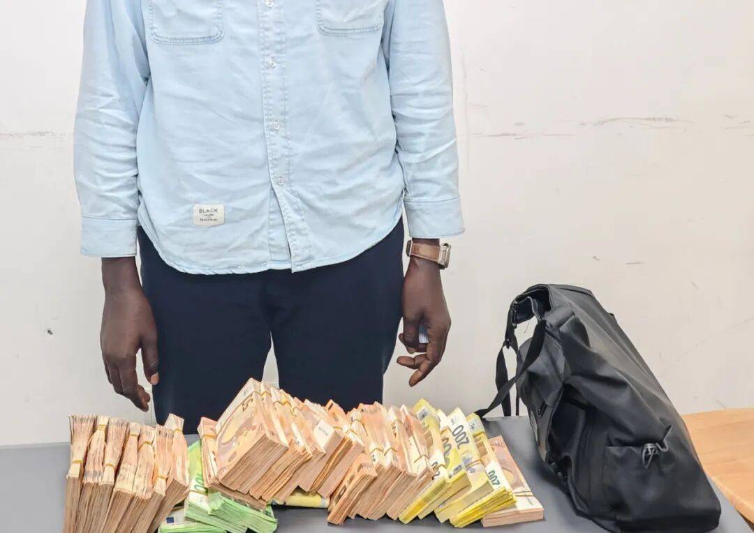 成捆的欧元现金就放在背包里装着<strong></p>
<p>屎币</strong>，折合人民币超186万元，旅客入境时被广州海关查获