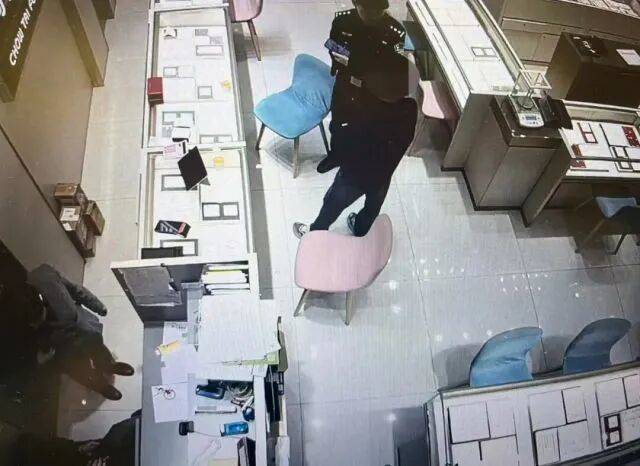 股市套现170万元后<strong></p>
<p>usdt泰达币</strong>,杭州男子豪购300克金条!老板当场报警……