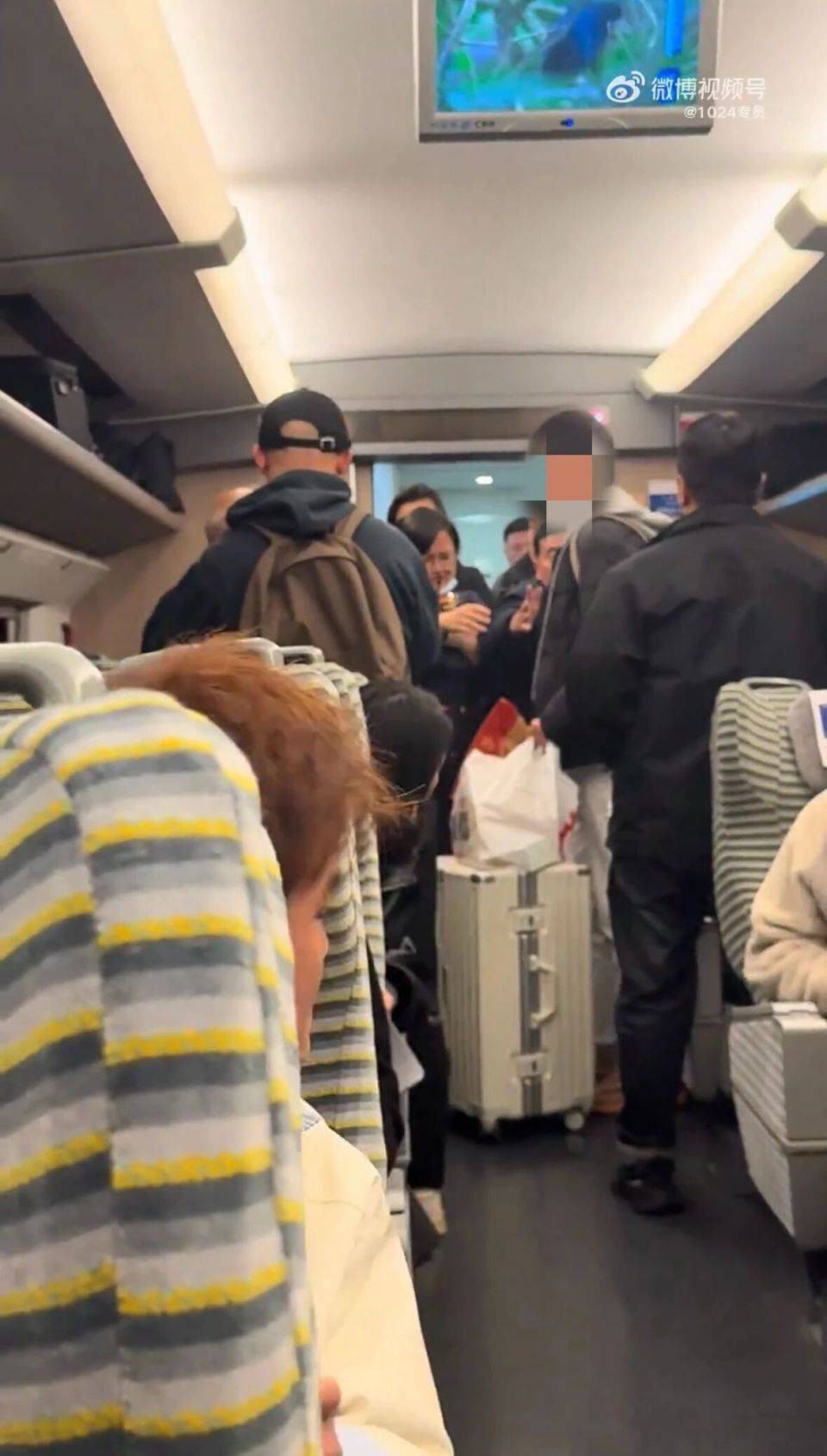 老年男子高铁上要求让座遭拒<strong></p>
<p>usdt泰达币</strong>,反辱骂年轻乘客:“你是人吗?”